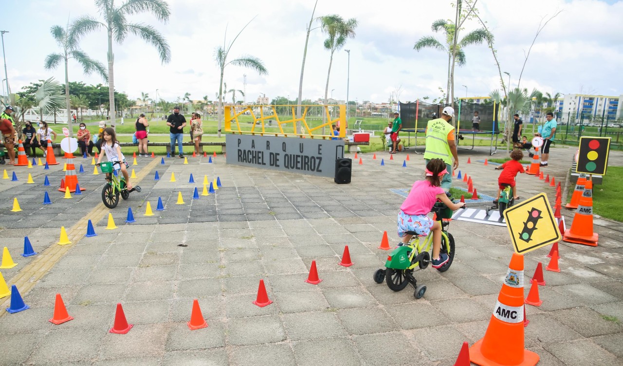 a imagem mostra o minicircuito de bike, que tem sinalizações de trânsito e cones para formar o espaço onde as crianças andam de bicicleta